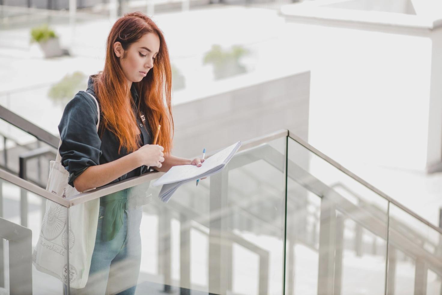 Moderne Arbeitsumgebung mit digitalen Finanztools